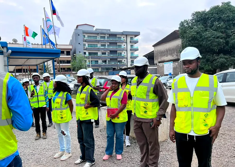 Le groupe d'étudiants équipé, au pied du chantier