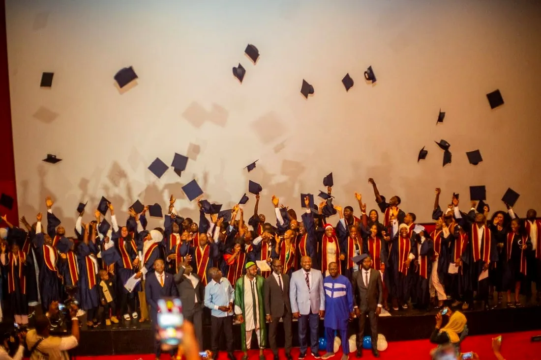 Les diplômés lancent leur coiffe à la fin de la cérémonie
