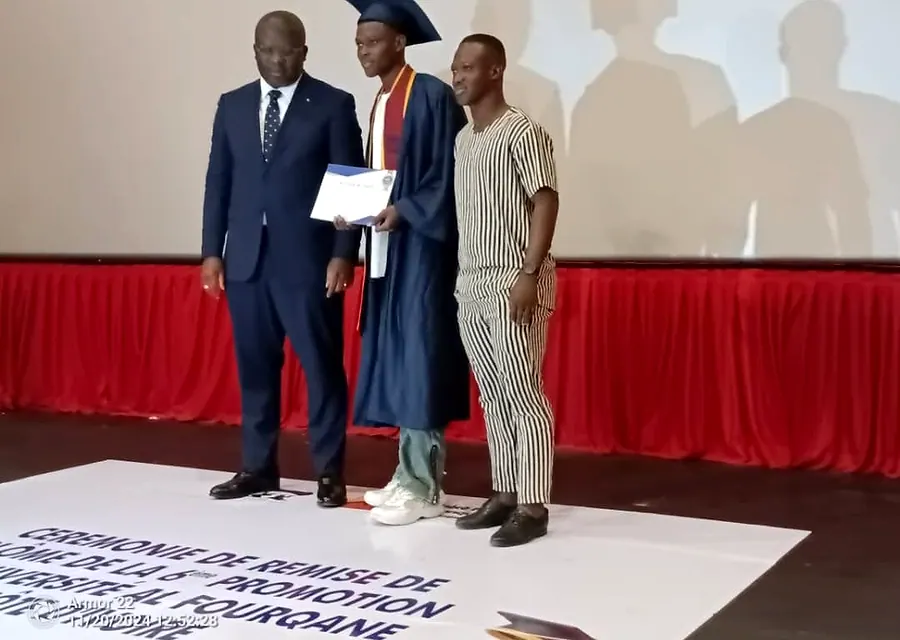 Remise d'un diplôme sur la scène de la salle Majestic