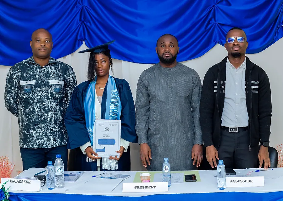 Une diplômée entourée des membres de son jury