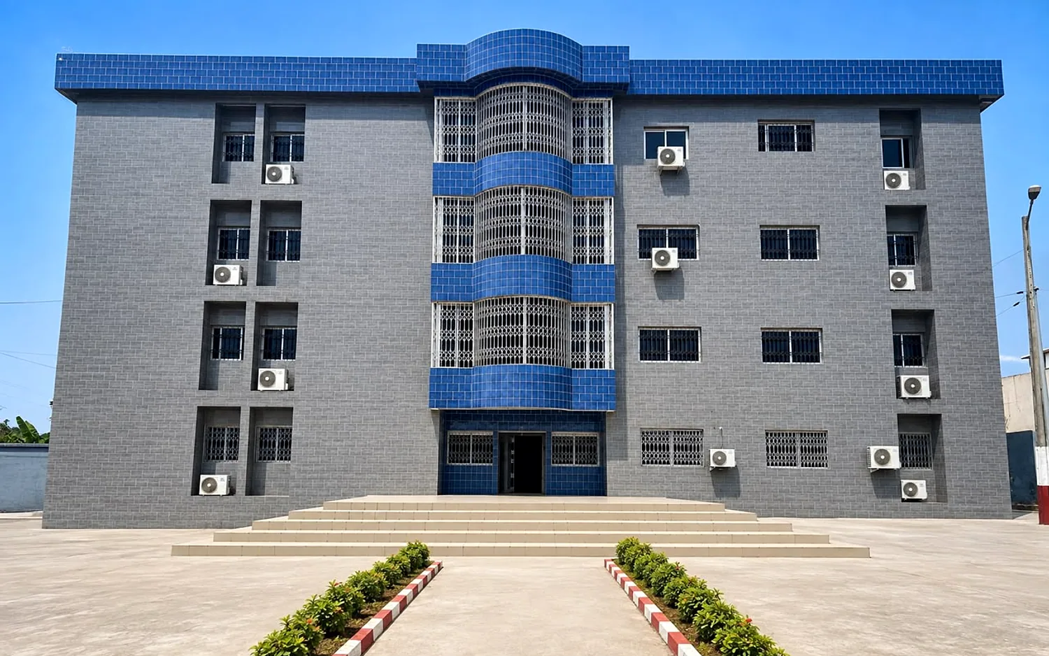 Le bâtiment de l'Université Al Fourqane de Côte d'Ivoire, vu de face