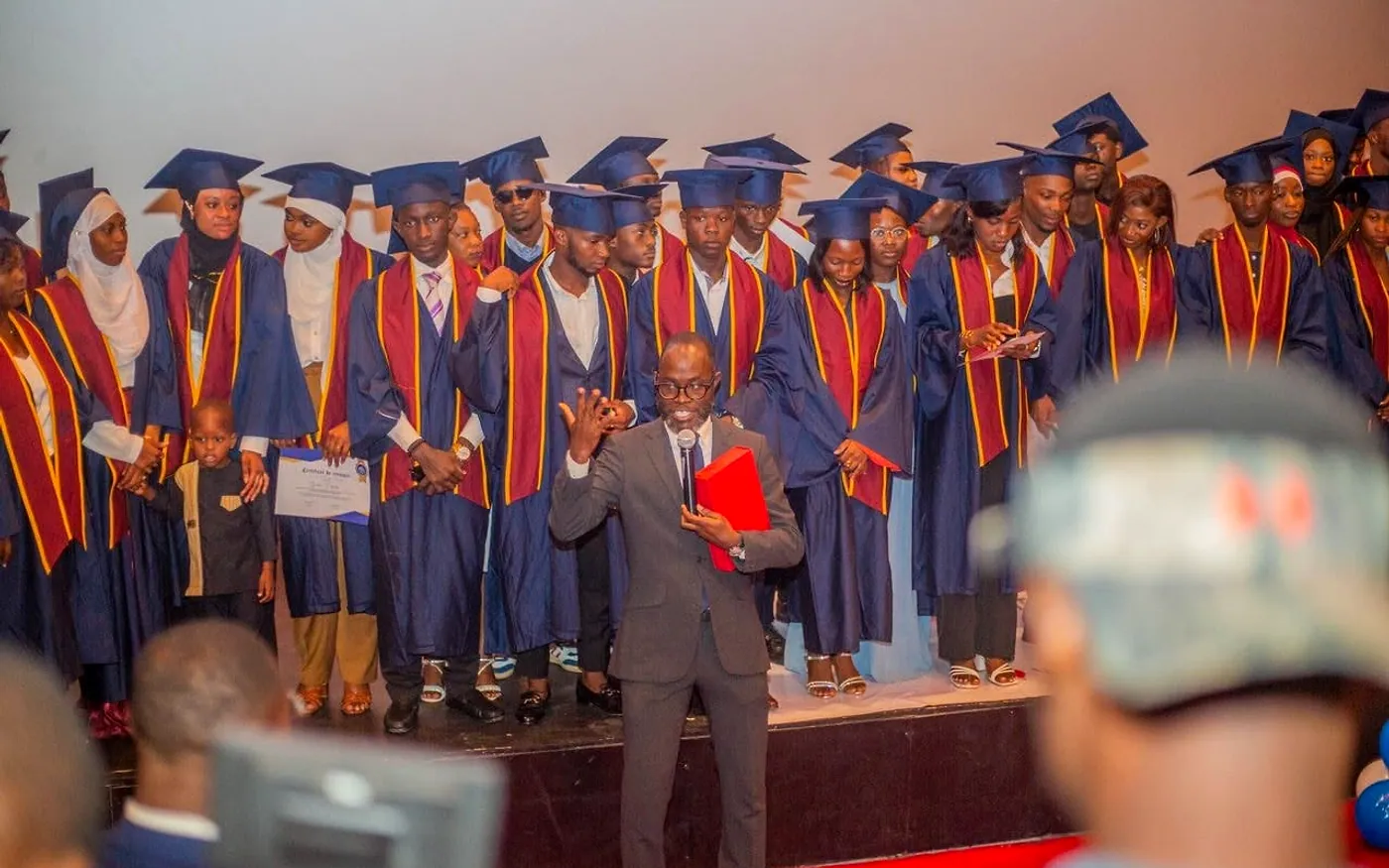 Les diplômés alignés sur la scène pendant la cérémonie